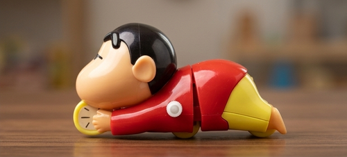 Crayon Shin-Chan wind-up crawling toy in regular red clothes - wind-up mechanism detail