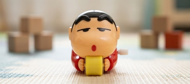 Crayon Shin-Chan wind-up crawling toy in night suit - hero view white background